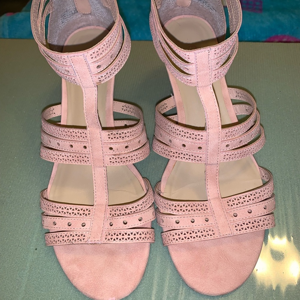 …me Too Small Wedges Sandals